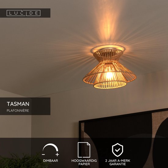Lucide TASMAN naturel plafondlamp, gemonteerd aan het plafond, omringd door warme lichtstralen.
