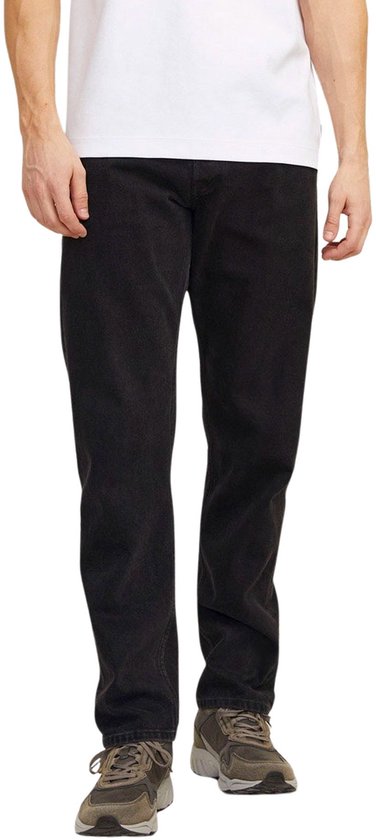 Man in Jack & Jones zwarte jeans en grijze sneakers
