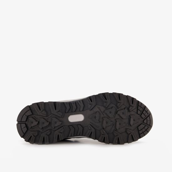 Zwarte buitenzool met grof profiel voor grip, grijs detail in midden.