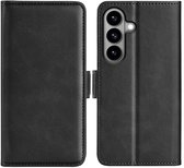 Zwarte wallet case gesloten, met cameramodule aan de achterkant.