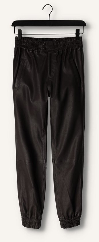 Donkerbruine leren broek met elastische tailleband, knoopsluiting en boorden aan de onderkant.
