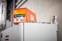 Oranje doos Spit Fix 3 met specificaties en metalen ankers.