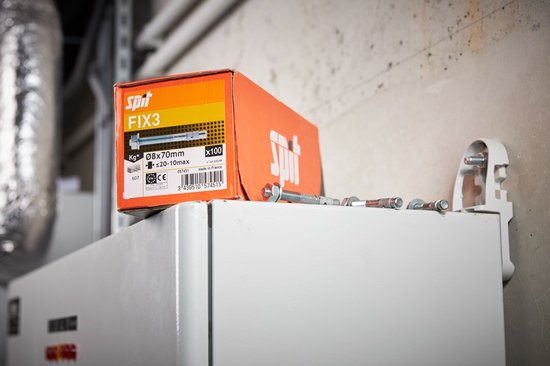 Oranje doos Spit Fix 3 met specificaties en metalen ankers.