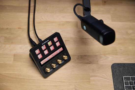 Elgato Stream Deck + met knoppen en een display, naast een microfoon.