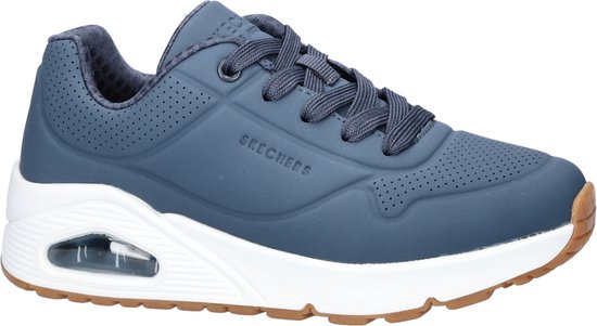 Blauwe Skechers sneaker met perforaties, witte zool en bruine loopzool.
