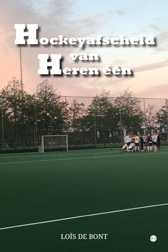 Een hockeyteam van heren op een veld bij zonsondergang, met de titel "Hockeyafscheid van Heren één".