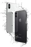 Zilverkleurige en donkergrijze iPhone X'en die uit het water spatten. Zilveren model met dubbele camera aan de achterkant.