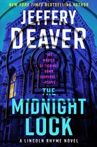 Boekomslag voor 'The Midnight Lock' van Jeffery Deaver, met een gebouw in de schemering en een sleutelgat.