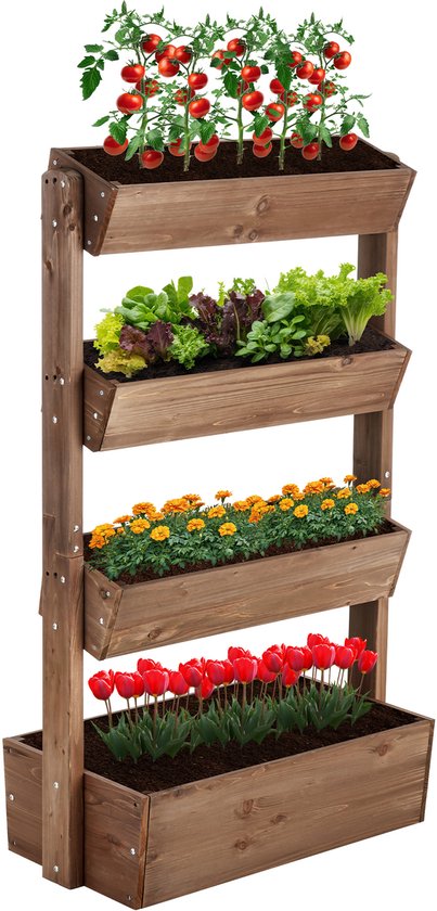 Houten verticale tuin met vier bakken, gevuld met tomaten, sla, oranje bloemen en rode tulpen.