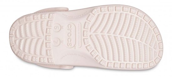 Onderkant van een roze Crocs klomp met profiel en maatindicatie.