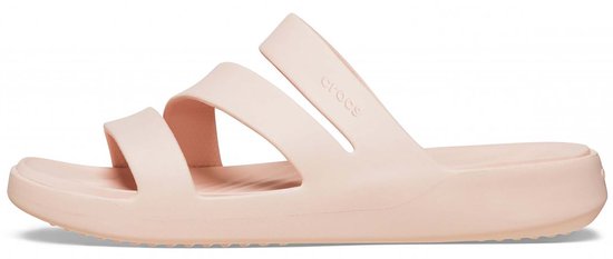 Lichtroze Crocs sandaal met drie bandjes en een dikke zool, zijaanzicht.