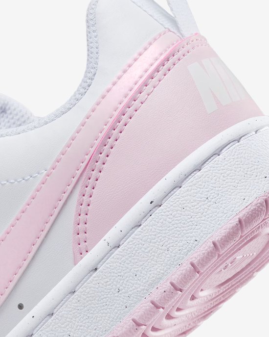 Witte sneaker met roze accenten en Nike logo op de zijkant