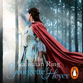 Een vrouw in een historische blauwe jurk met gouden patronen, draagt een rode cape. Tekst: The Talisman Ring Georgette Heyer.
