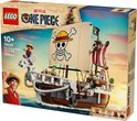 LEGO One Piece set met het Piratenschip Going Merry met strooien hoeden en schedel logo op zeil.