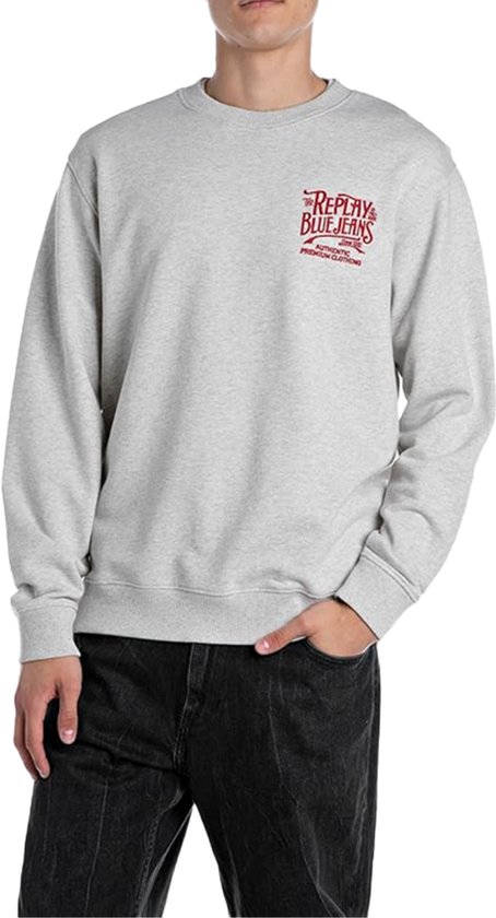 Sweatshirt gris clair avec inscription rouge "Replay Blue Jeans" sur le côté gauche de la poitrine.