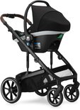 Zwarte autostoel met beige kap, vastgemaakt aan een beige kinderwagen met bruine handgrepen.