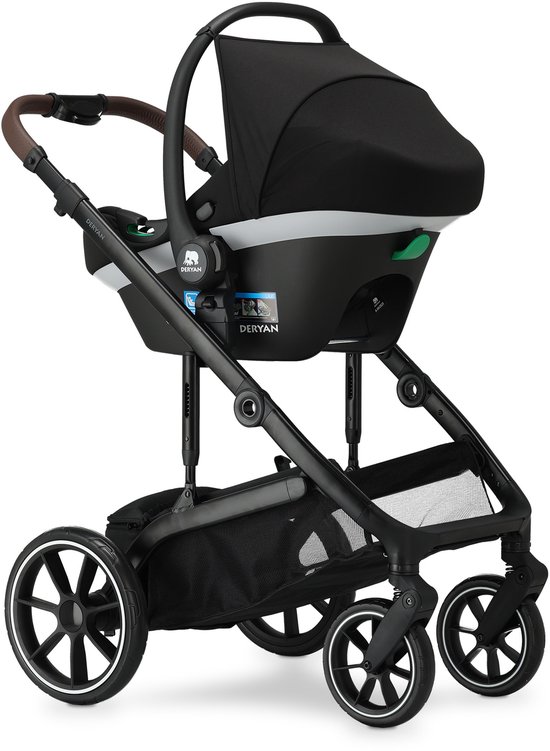 Zwarte autostoel met beige kap, vastgemaakt aan een beige kinderwagen met bruine handgrepen.