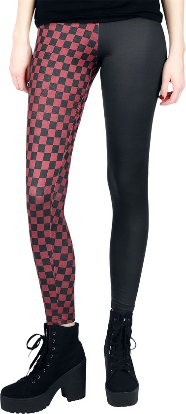 Zwarte legging met een rood-zwart dambordpatroon op de linkerpijp.