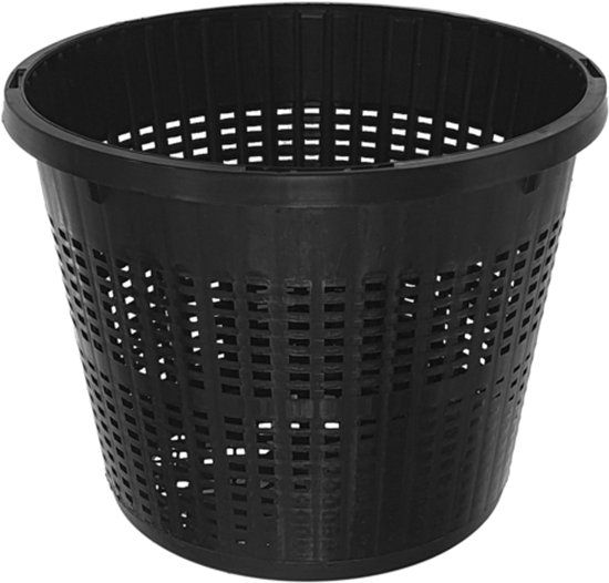 Een zwart, rond plastic mandje met een brede rand en perforaties.