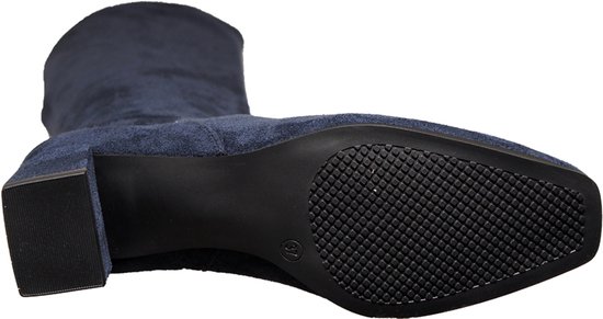 Zool van een donkerblauwe suède laars met spitse neus en blokhak.