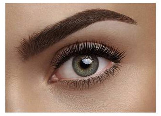 Close-up van een groen oog met lange, volle zwarte wimpers en volle wenkbrauwen.