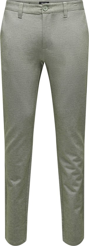 Een olijfgroene chino met een witte achtergrond.