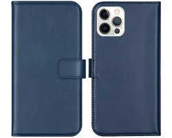 foto van Selencia Hoesje - Geschikt voor Apple iPhone 12 Pro / 12 - Echt Lederen Bookcase - Blauw