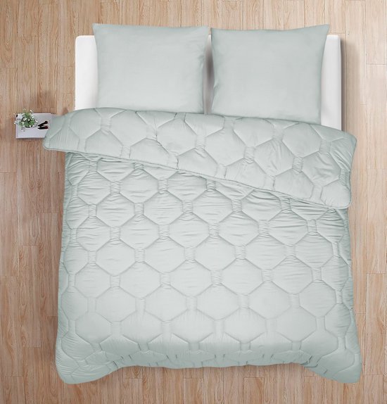 Couette 2-en-1 gris clair avec surpiqûre hexagonale, vue de dessus sur un lit.