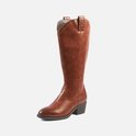 Bruine laarzen met studs en lage hak, productfoto.