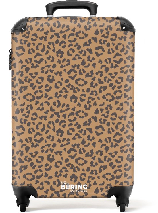 Zwarte koffer met een all-over bruine panterprint, zwart handvat, wieltjes en logo.