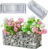 Rechthoekige metalen plantenbak en een opengewerkte metalen plantenbak, naast een schanskorf gevuld met roze en witte bloemen.
