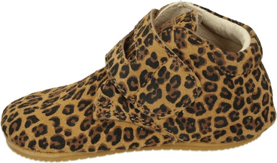 Bruine babyschoen met luipaardprint, klittenbandsluiting, van de zijkant gezien.