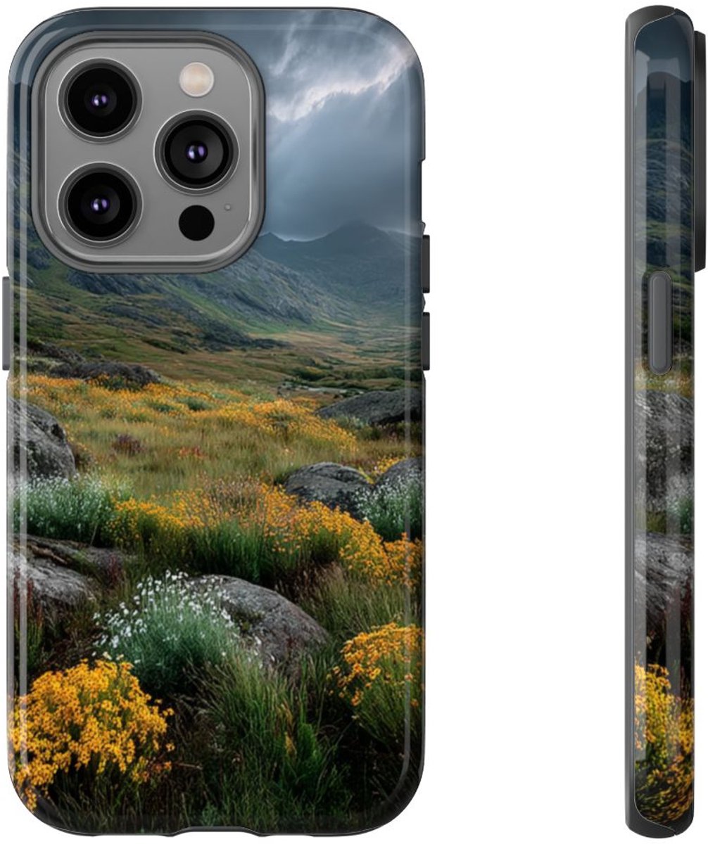 Berglandschap met Wilde Bloemen – Telefoonhoesje Geschikt voor iPhone 14 Pro