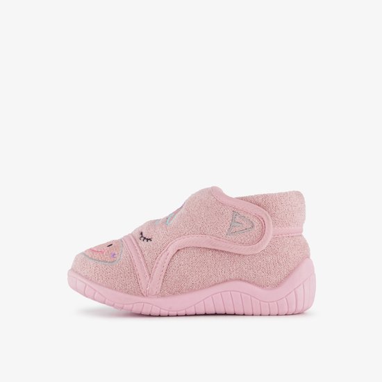 Roze pantoffel met geborduurde eenhoorn en klittenbandsluiting.