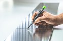 Hand houdt Pica-Dry markeerstift met groene dop om te schrijven op een metalen oppervlak.