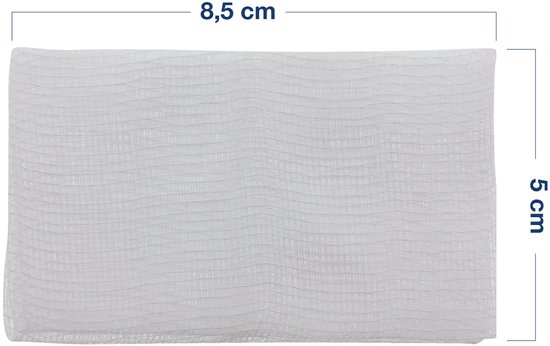 Een witte gaaskompres van 8,5 x 5 cm met een geribbelde textuur.