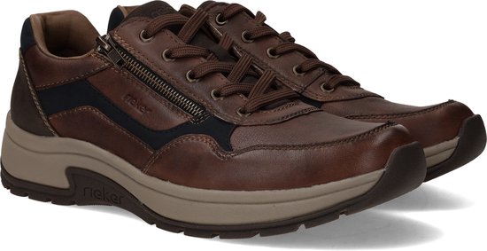 Close-up van bruine leren Rieker sneakers, met veters, rits en beige zool.