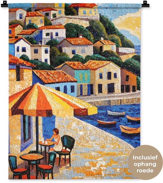 Wandkleed met mozaïek van een Mediterraan kustdorp met witte huisjes, oranje daken en een terrasje aan het water.