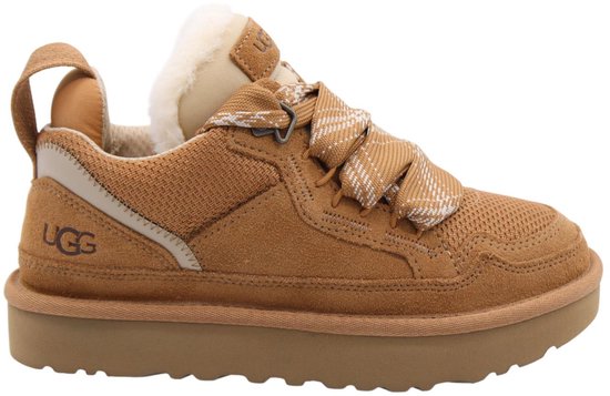Bruine UGG sneaker met schacht van imitatiebont, ruitvormig lint en een UGG-logo op de zijkant.