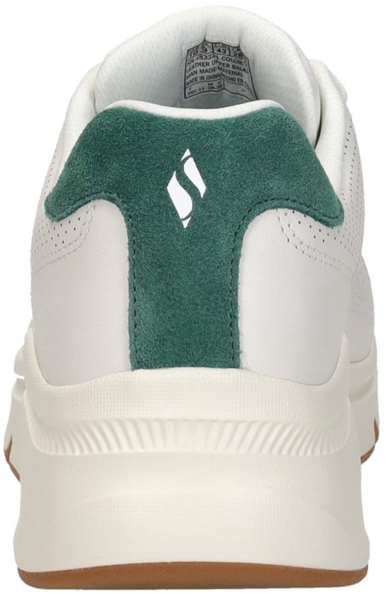 Achterkant van een witte Skechers sneaker met groene suède hiel en Sketchers logo.