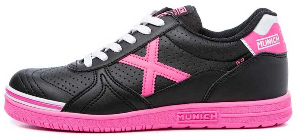 Zwarte meisjes voetbalschoenen van Munich G3 met roze accenten, gemaakt van synthetisch materiaal en nylon tong.