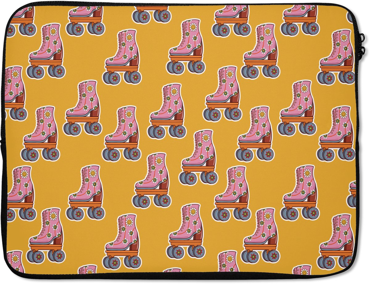 Laptophoes 15.6 inch - Geel - Rolschaatsen - Patroon - Laptop sleeve - Binnenmaat 37x26 cm - Zwarte achterkant