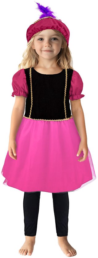 Meisje in roze pietenjurk met zwarte top, paarse baret met veer en zwarte legging.