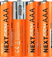 Vier oranje AAA-batterijen, één met zichtbare USB-C-poort en technische details.