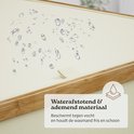 Close-up van het waterafstotende en ademende materiaal van de crèmekleurige wasmand met bamboe rand.