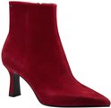 Rode suède enkellaars met puntige neus en stilettohak. Zijkant met ritssluiting.