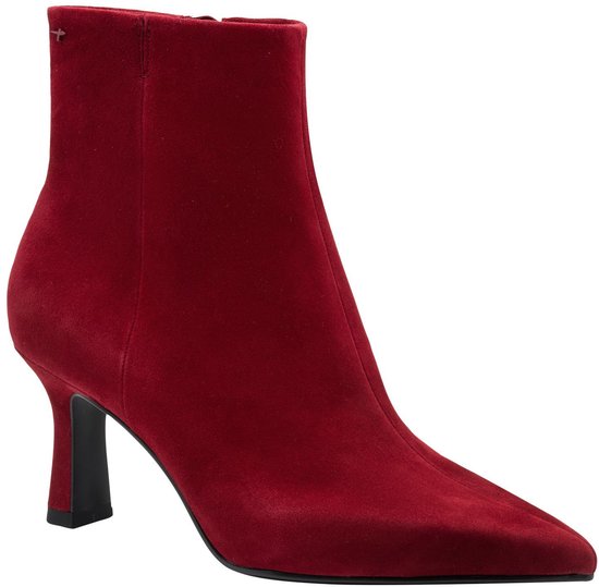Rode suède enkellaars met puntige neus en stilettohak. Zijkant met ritssluiting.