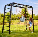 Kinderen klimmen op een zwart speeltoestel met een klimtouw.