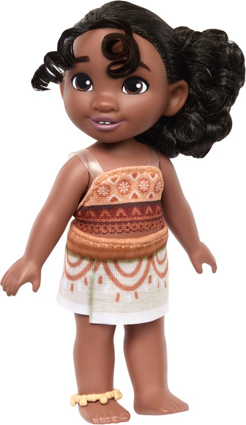 Baby Moana pop met krullend haar en een oranje en bruin jurkje.