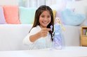 Meisje met krullen houdt een Elsa pop vast, beiden met paarse en blauwe details.